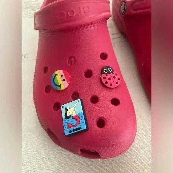 Crocs Classic Clog Varsity Red
W/Jibbits - Picture 3 of 9